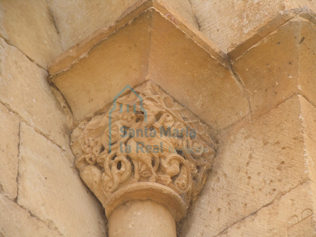 Capitel de la ventana del ábside