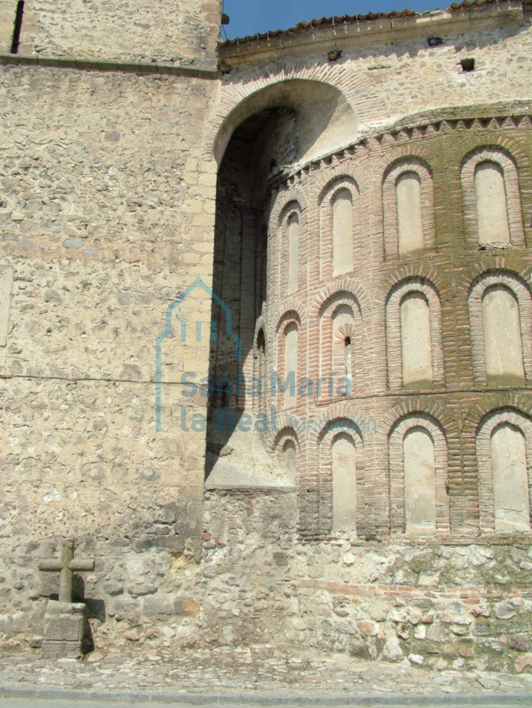 Arco de esviaje que une el ábside central con la torre