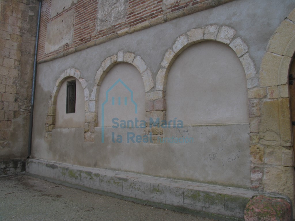 Arcos cegados en la fachada meridional