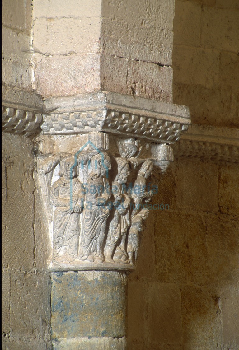 Capitel del muro norte historiado con la escena de la lapidación de San Esteban, quien sufre martirio a manos de seis personajes ataviados con túnicas y portando los proyectiles