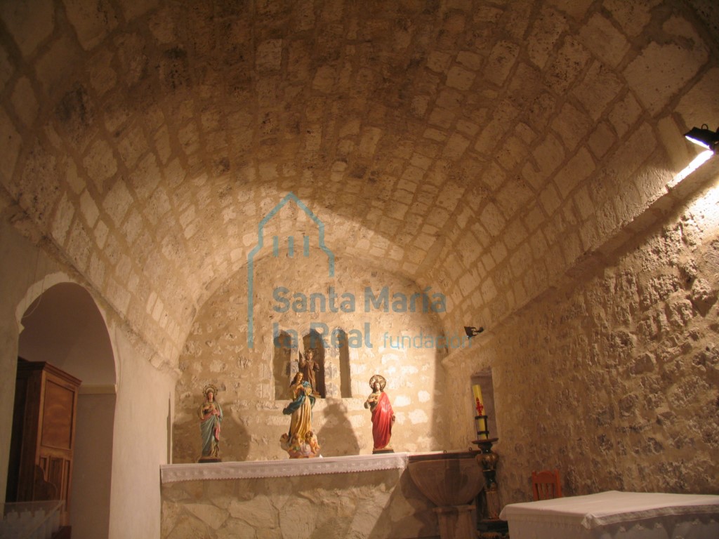 Interior de la capilla sur