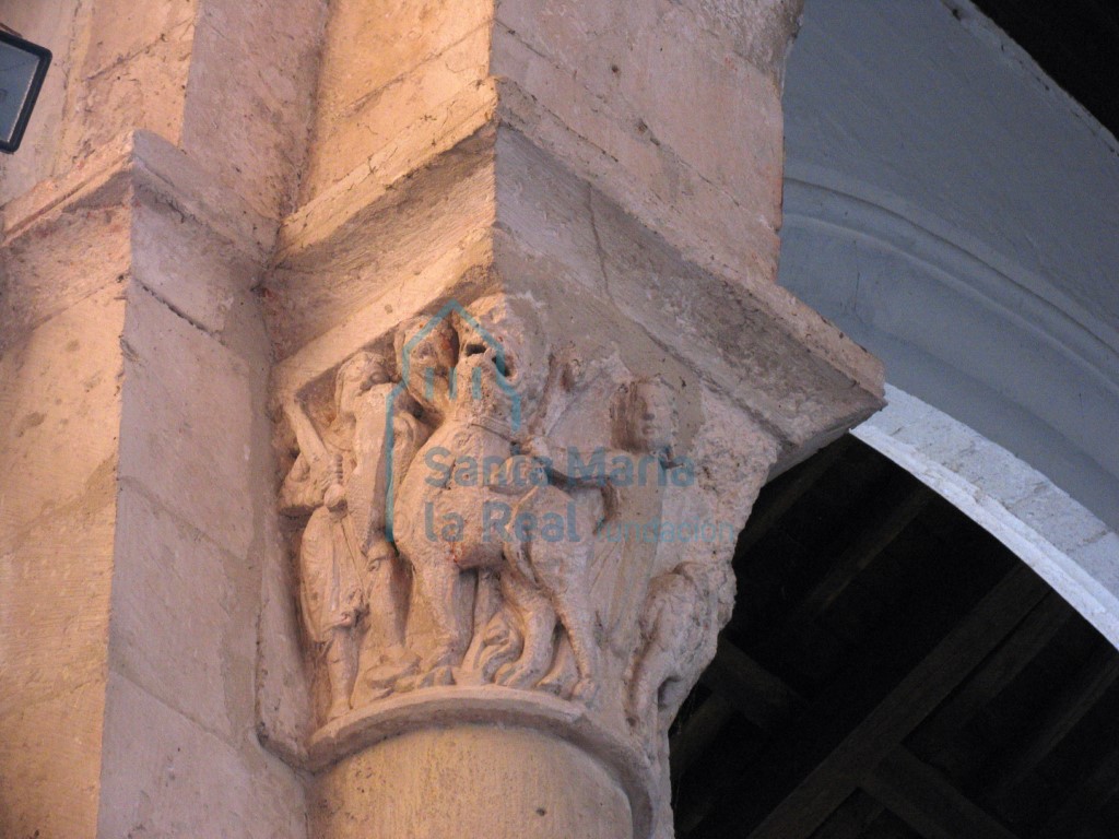 Capitel sur del arco triunfal