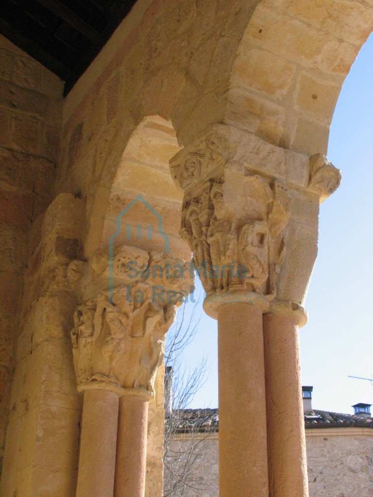 Capiteles del pórtico