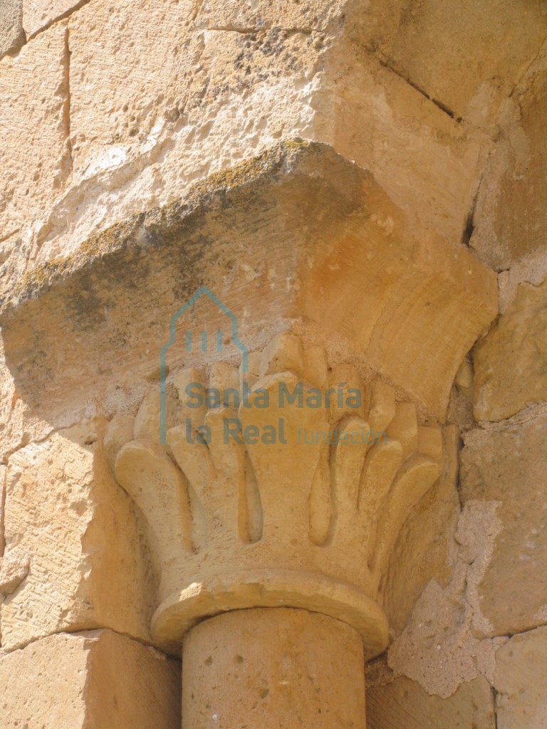 Capitel de la ventana septentrional del ábside central