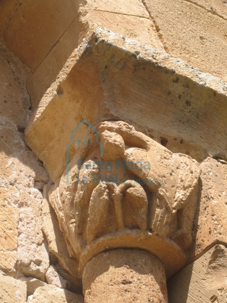 Capitel de la ventana central del ábside central