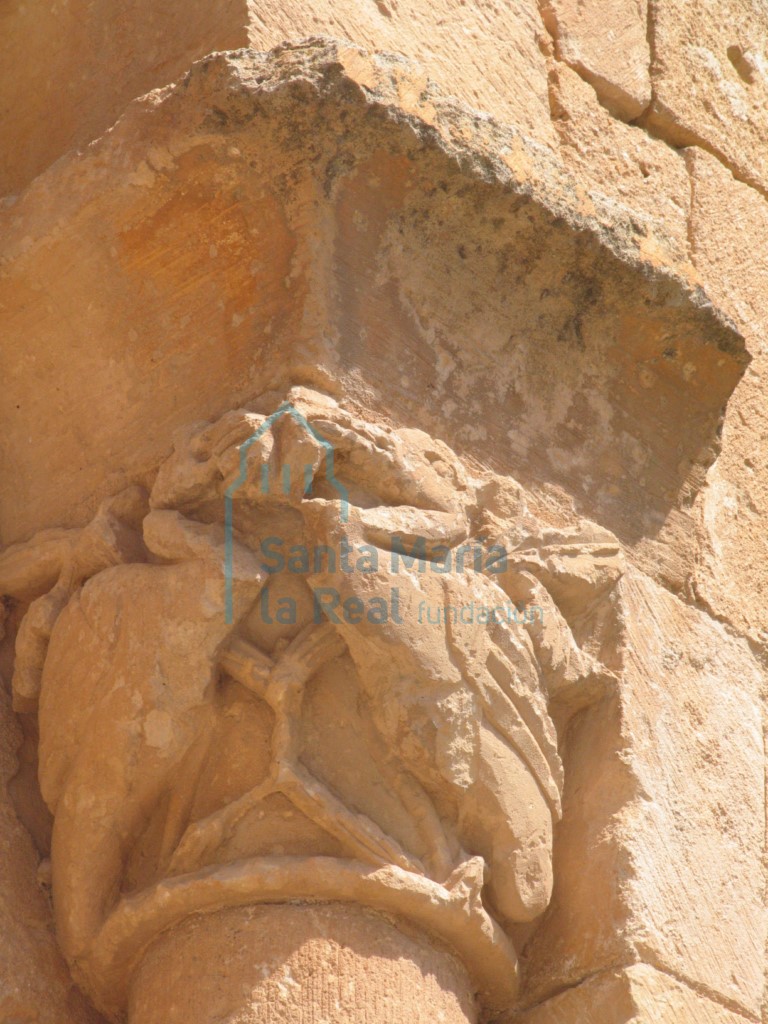 Capitel de la ventana meridional del ábside central