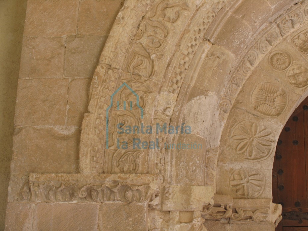 Detalle de las arquivoltas de la portada
