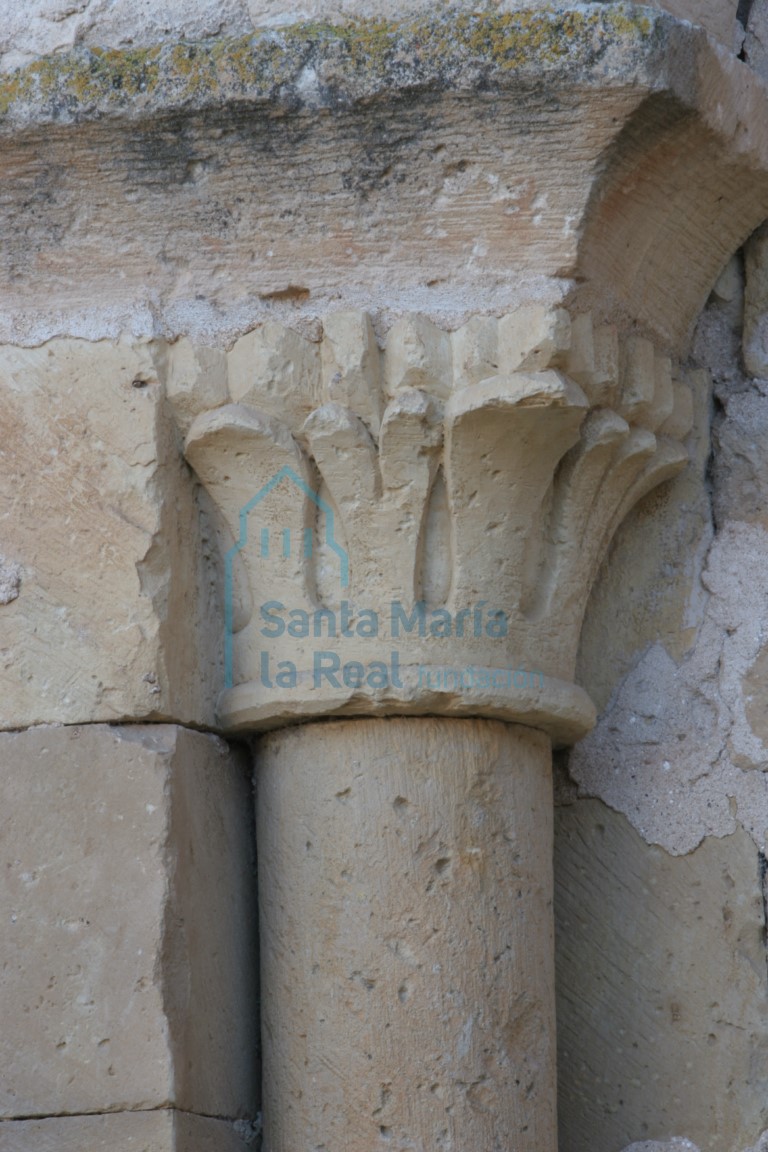 Capitel de la ventana septentrional del ábside central