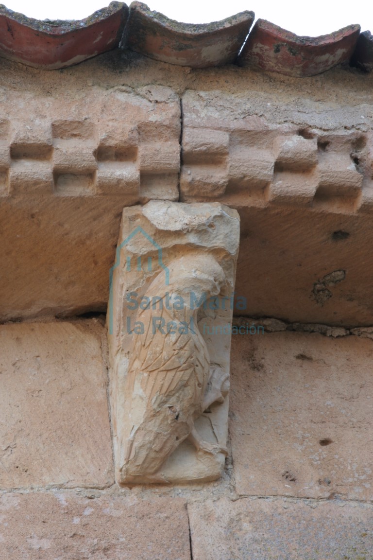 Canecillo de un águila en la cabecera