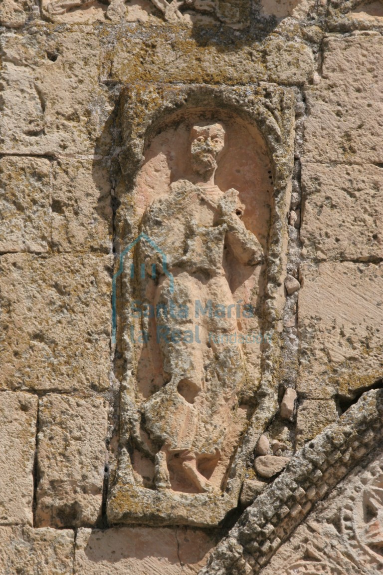 Detalle de la enjuta izquierda, relieve de un personaje babarbado con túnica