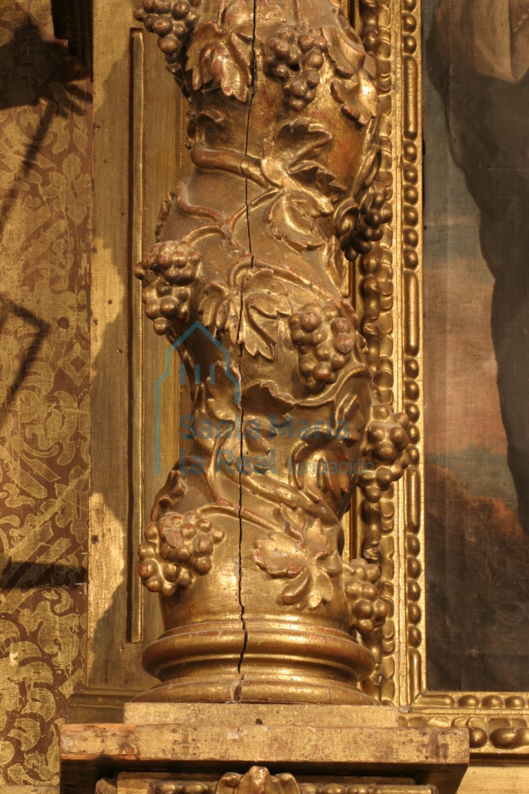 Detalle del retablo barroco, columna salomónica