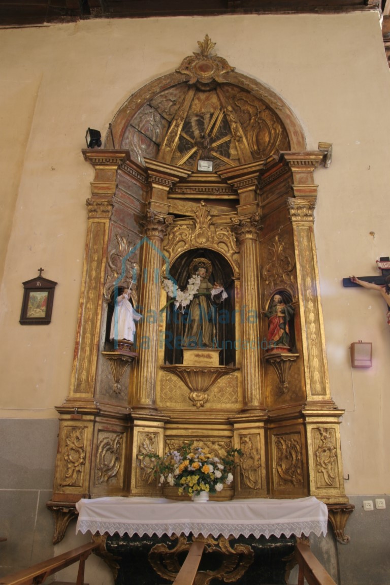 Vista de un altar barroco en uno de los lados de la nave