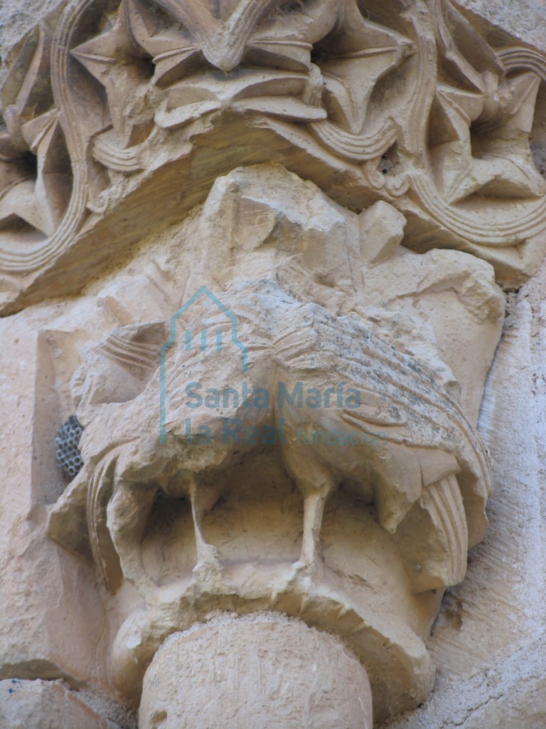 Capitel que representa una pareja de aves, en la ventana del ábside