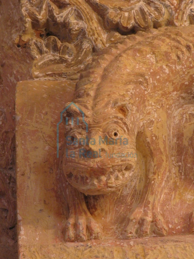 Detalle de un león en el arco triunfal, del lado derecho