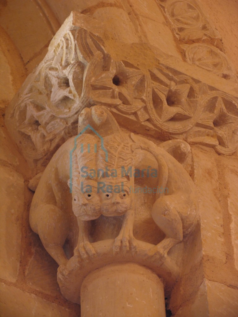 Capitel con una pareja de leones de la ventana desde el interior del ábside