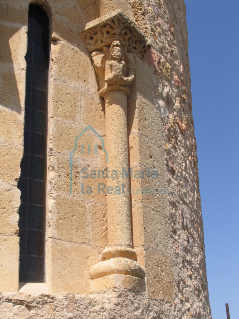 Columna de la ventana saetera del ábside