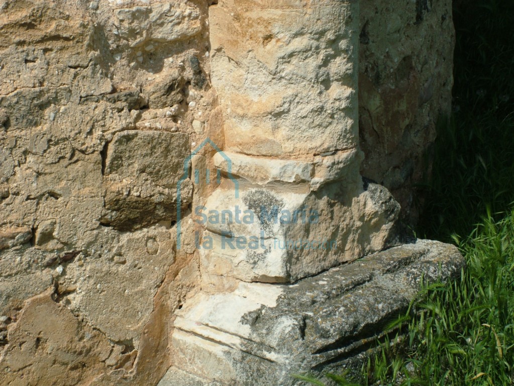 Basa de la columna adosada al ábside