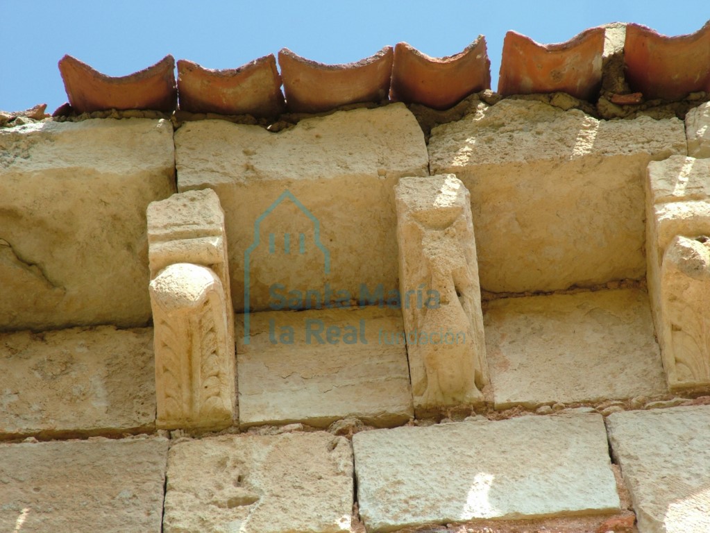 Canecillos de la fachada sur Canecillos de la fachada sur