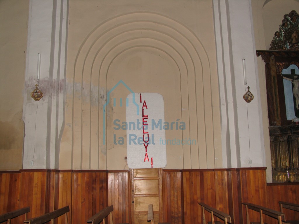 Entrada en el muro septentrional de la nave