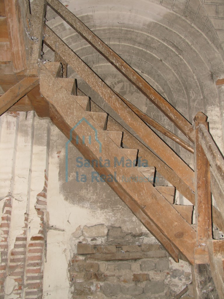 Escalera de acceso al cuerpo superior de la torre