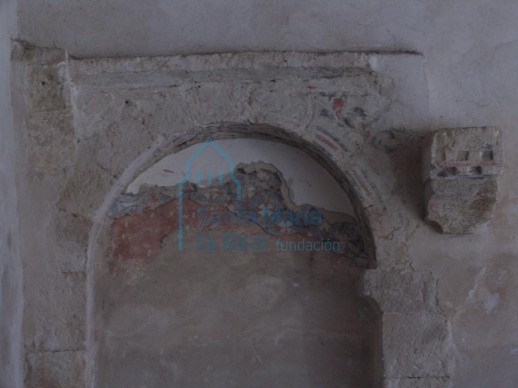 Arco ciego con restos de pintura en el muro meridional