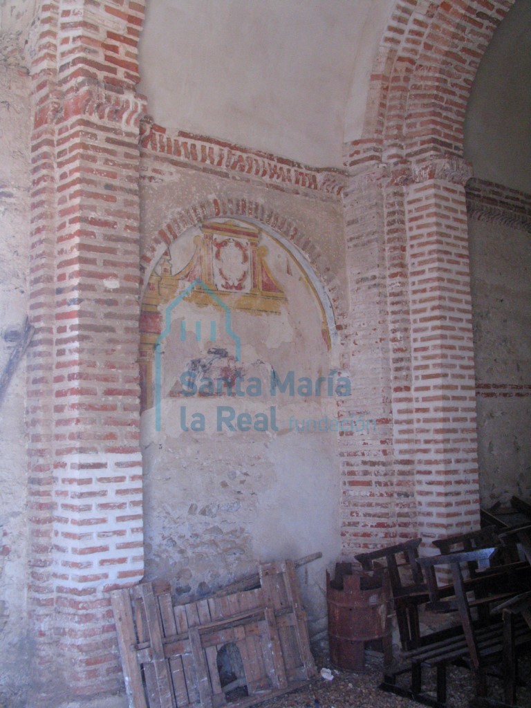 Detalle de una arquería ciega con restos de pintura