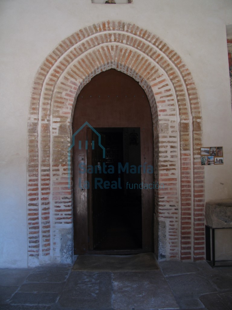 Portada de acceso de la capilla a la nave