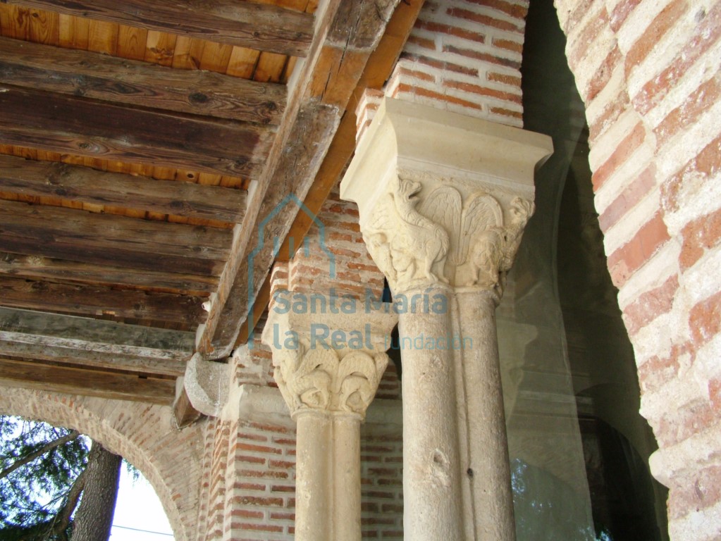 Capiteles de la arquería de la izquierda del pórtico