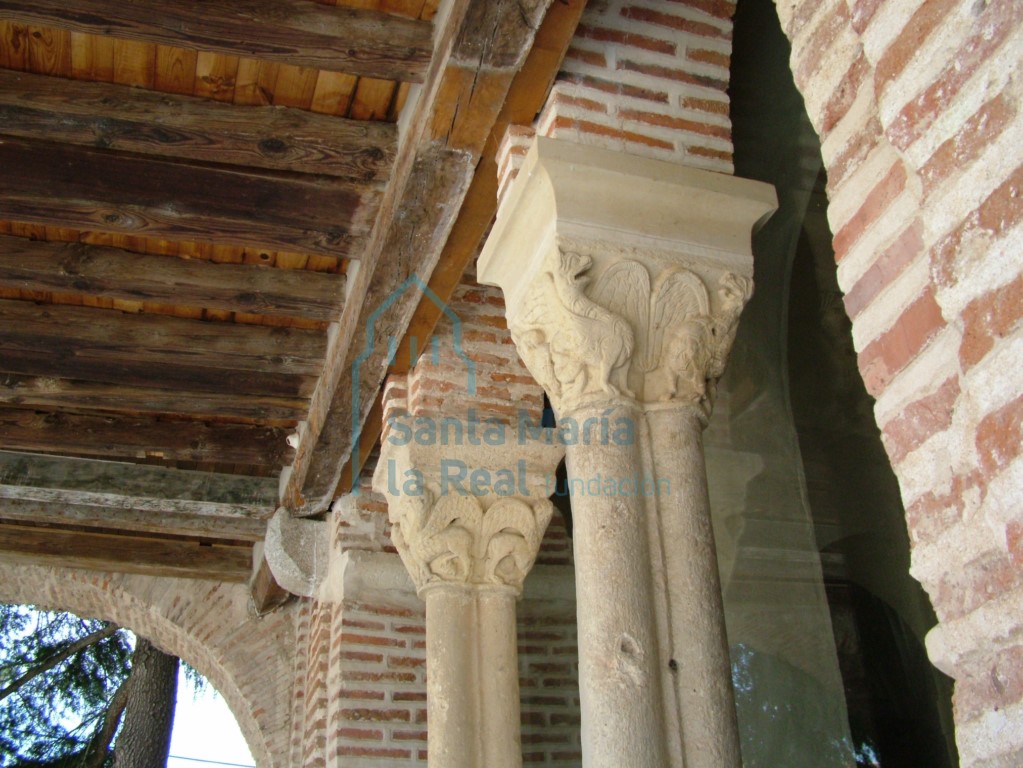 Capiteles de la arquería de la izquierda del pórtico