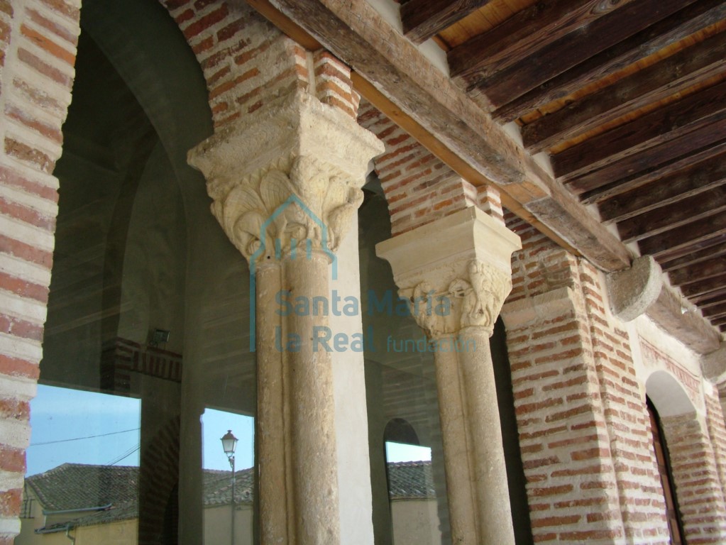 Columnas pareadas de la arquería de la izquierda del pórtico