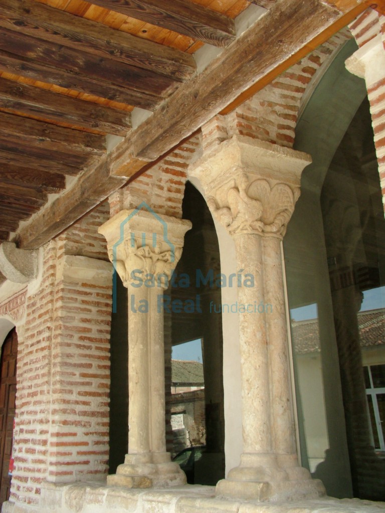 Columnas paredas de la arquería de la derecha del pórtico