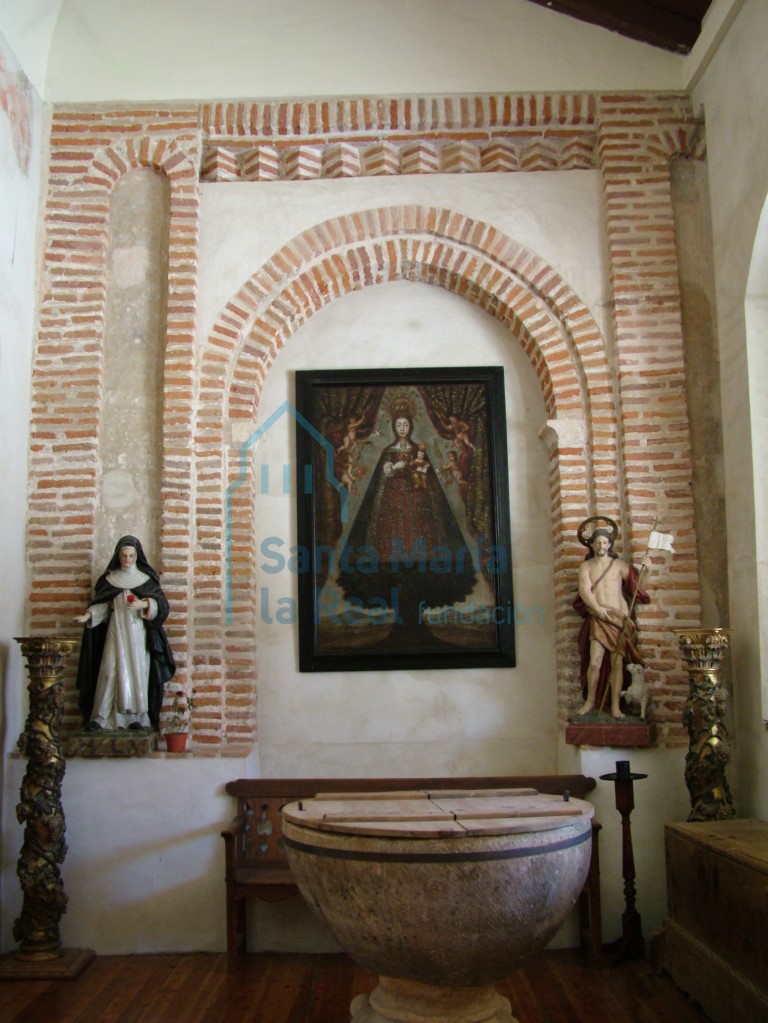 Interior de la capilla junto al muro norte del pórtico