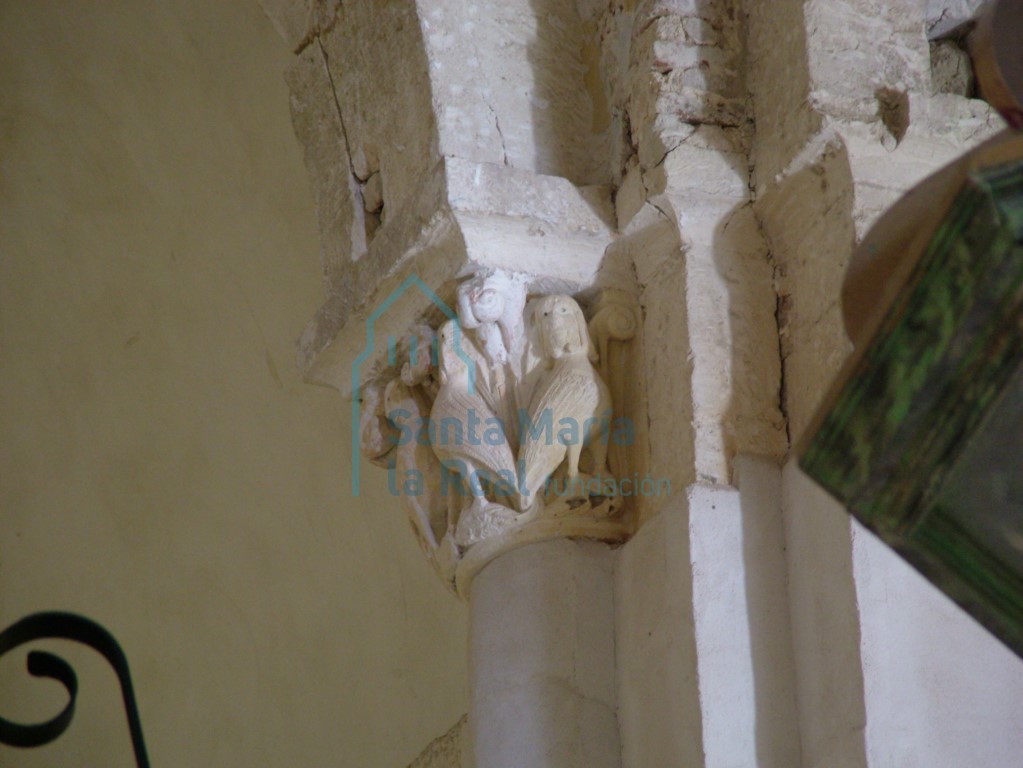 Capitel derecho con representación de sirenas, en el arco triunfal