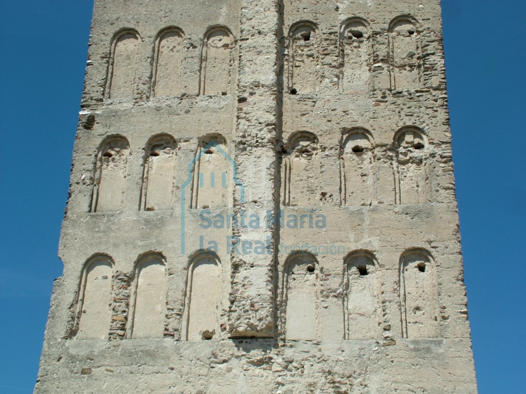 Detalle de las arquerías ciegas en el primer cuerpo de la torre