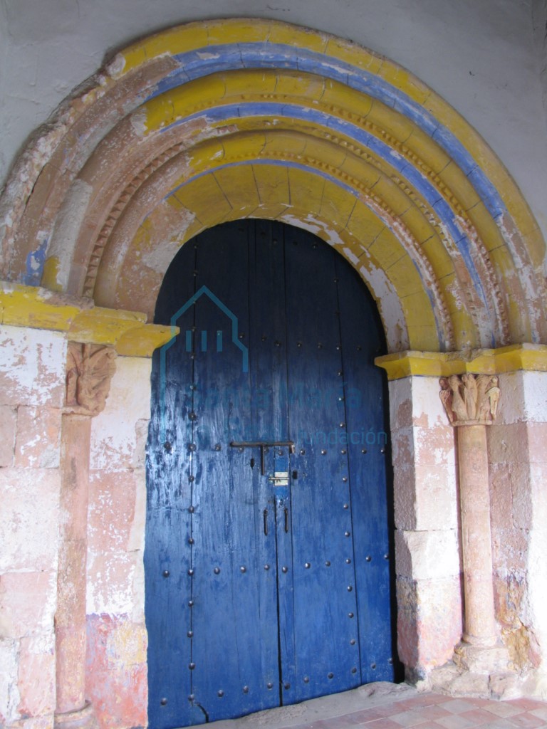Portada románica de sillería formada por un arco de medio punto con las dovelas lisas sin decoración  y dos arquivoltas.