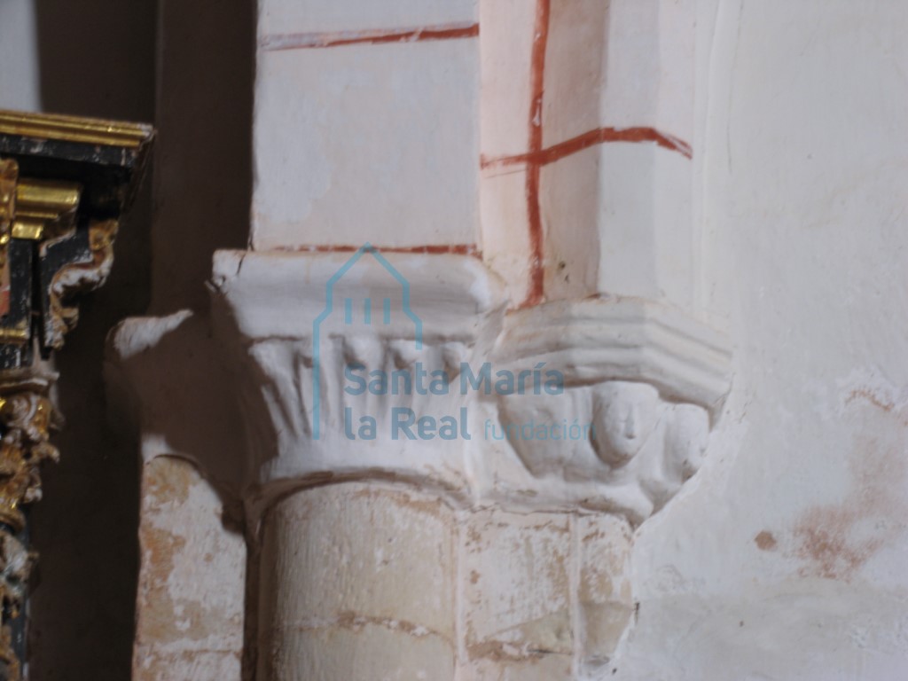 Capitel izquierdo con motivos vegetales del arco triunfal