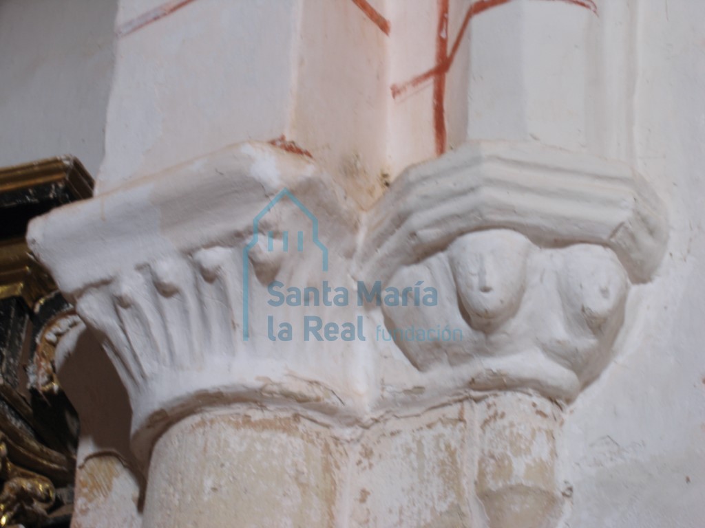 Capitel izquierdo del arco triunfal y ménsula que apea los arcos de la bóveda de la cabecera