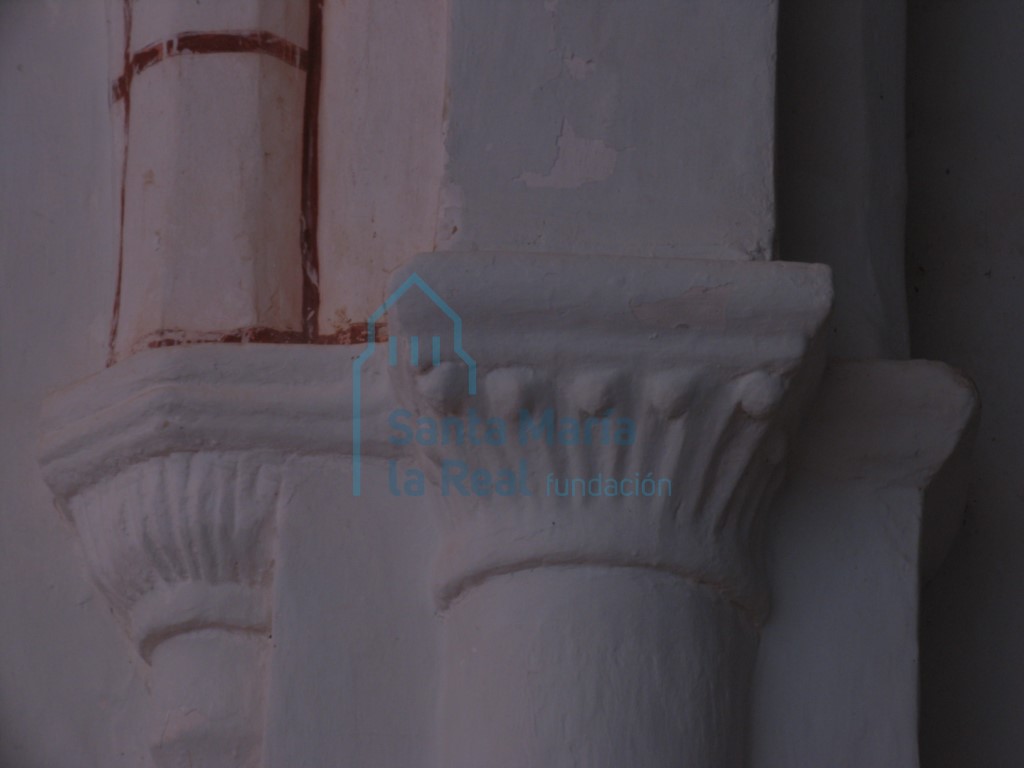 Capitel derecho con motivos vegetales del arco triunfal