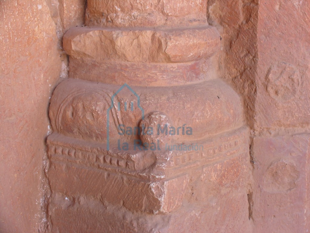 Basa ática de la columna de la portada meridional