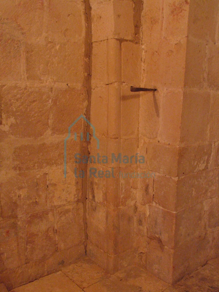 Detalle de las jambas aboceladas del arco del muro del presbiterio