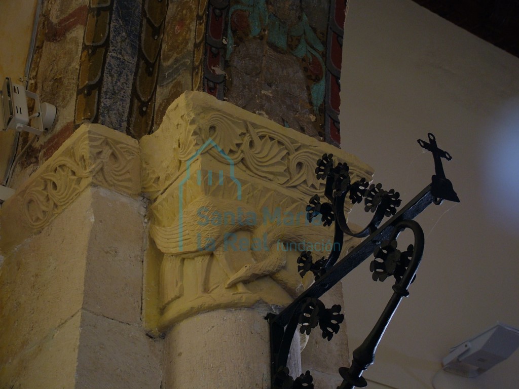 Capitel del arco triunfal, lado de la epístola. Una pareja de aves con los cuellos entrecruzados