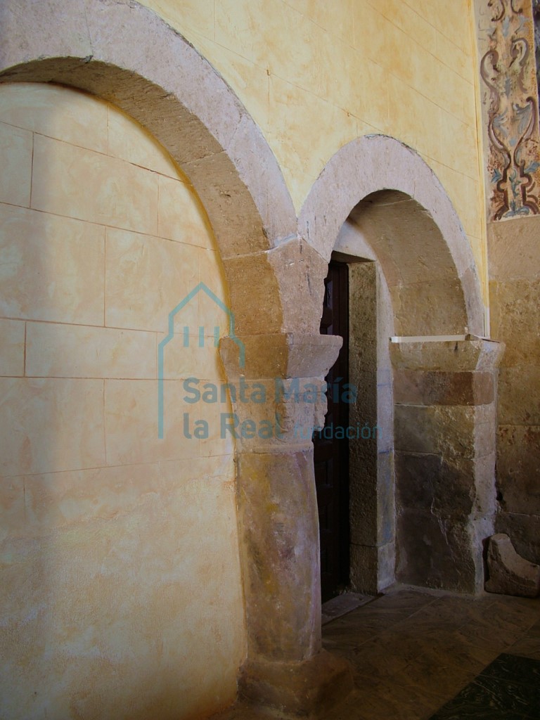 Vista de los arcos de medio punto del presbiterio