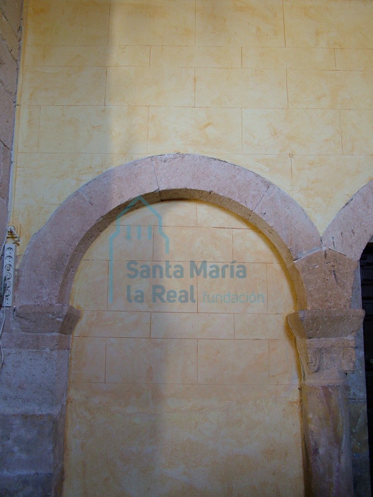 Detalle de un arco de medio punto del presbiterio