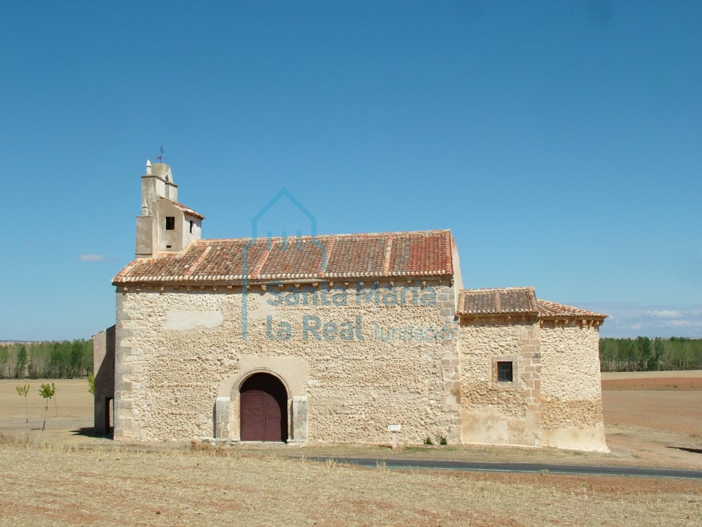 Vista exterior desde el sur de la iglesia