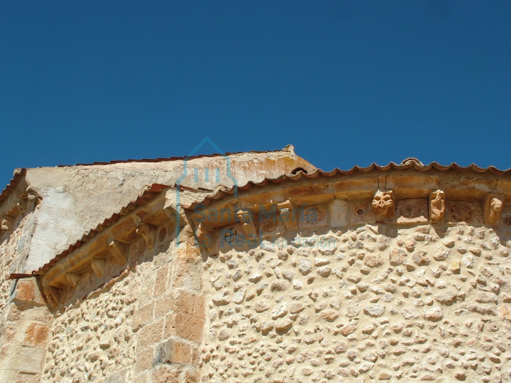 Vista de la cornisa de la cabecera