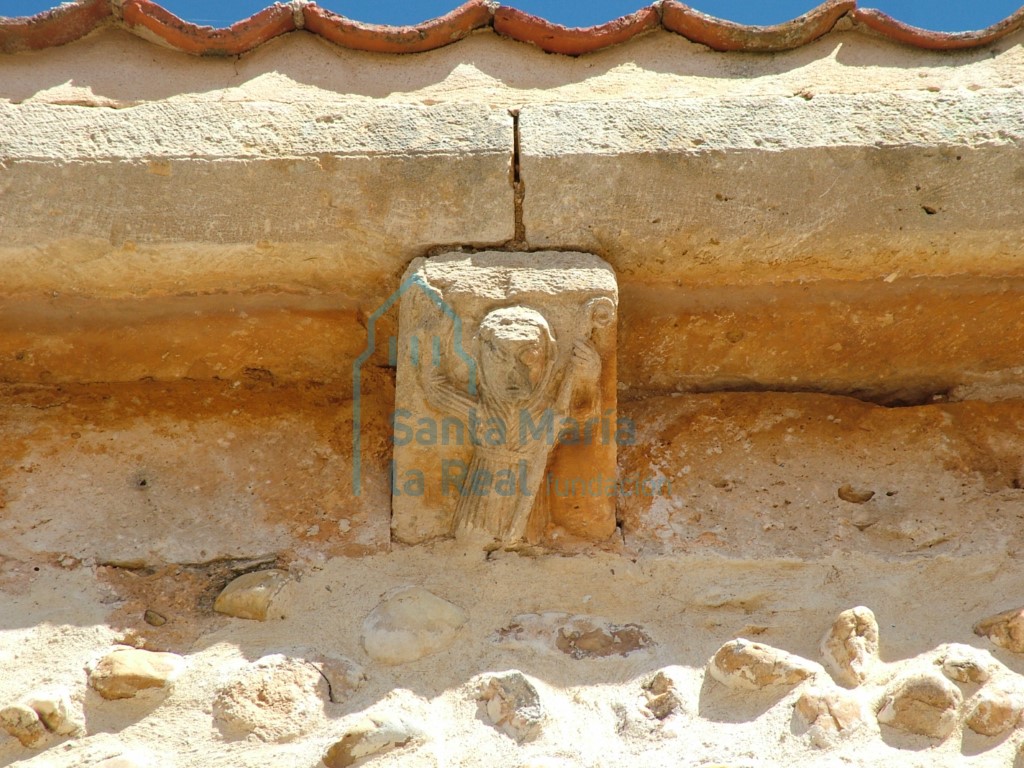 Canecillo en la cornisa del muro meridional