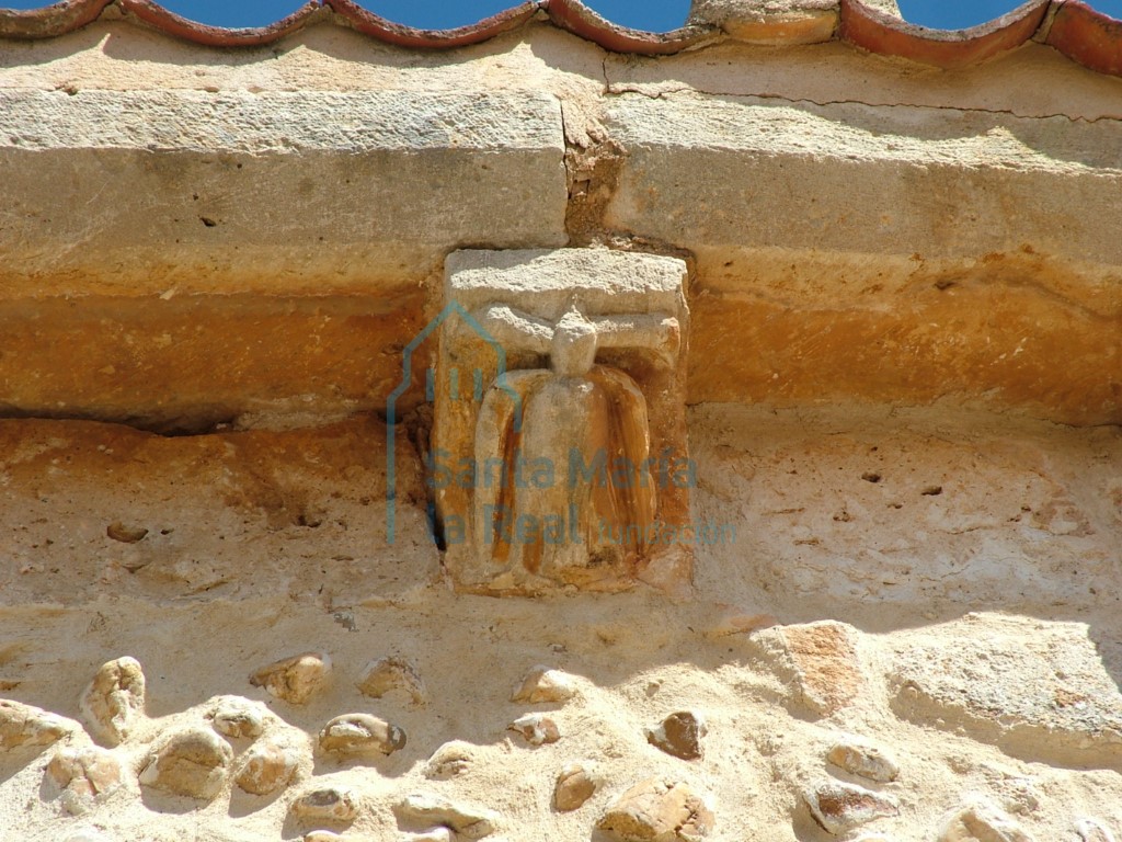 Canecillo en la cornisa del muro meridional