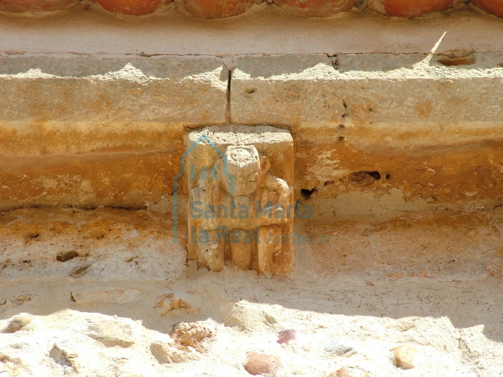 Canecillo en la cornisa del muro meridional