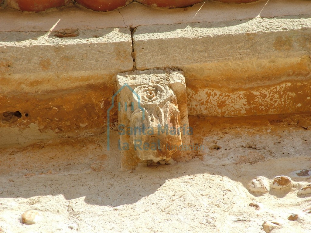 Canecillo en la cornisa del muro meridional