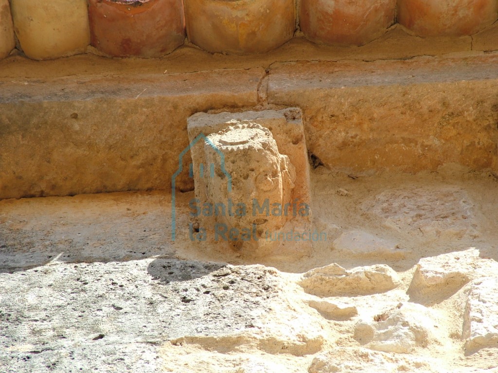 Canececillo en la cornisa del muro meridional